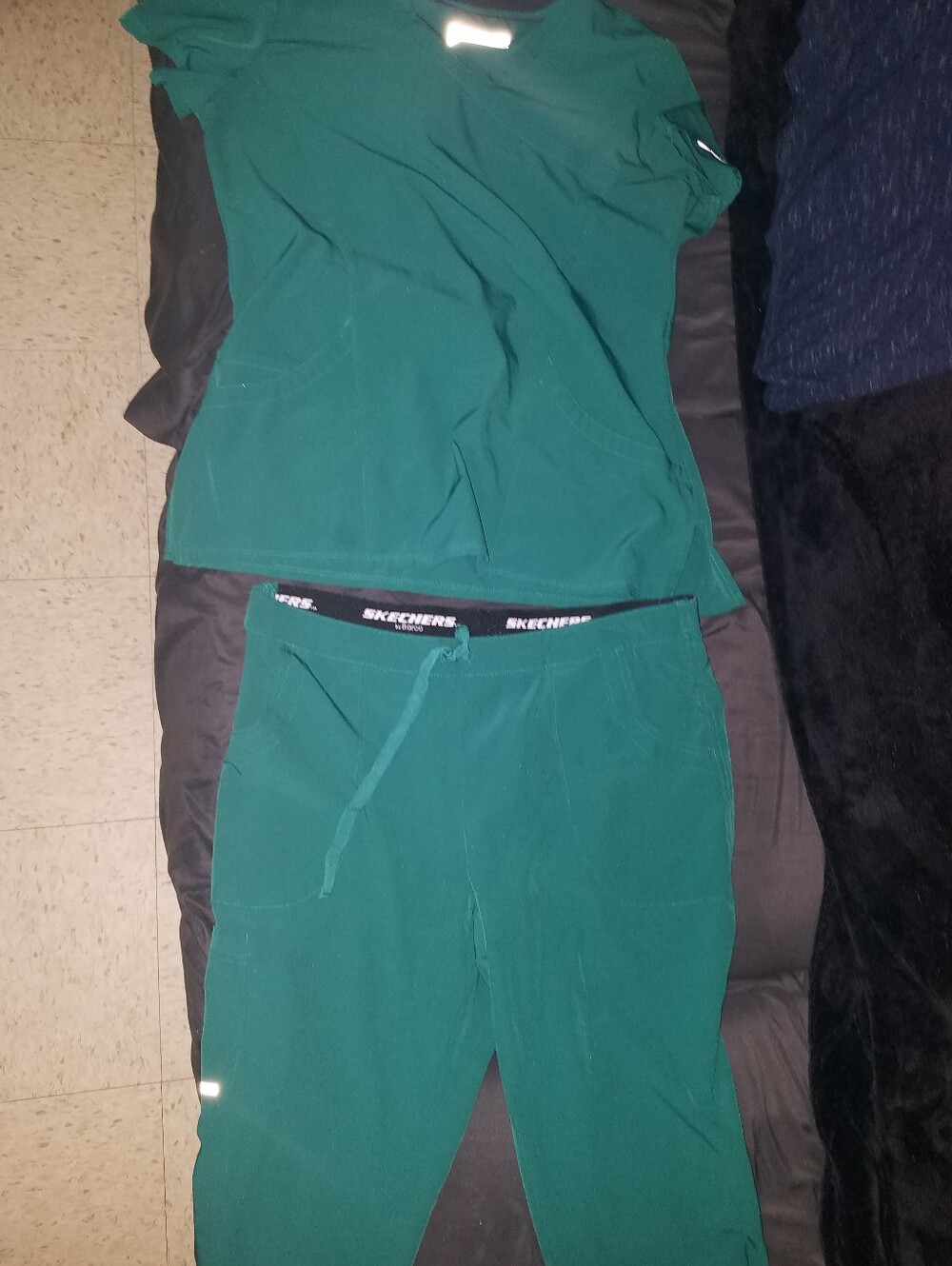 Hunter Green Sketcher Scrub Set Size Large - Picture 1 of 4